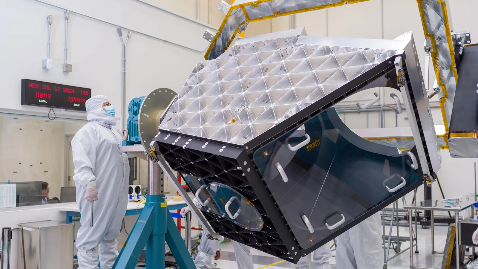 2024년 7월 JPL 클린룸에서 기술자가 NEO Surveyor 망원경의 알루미늄 광학 벤치를 장비로 돌리는 실사 사진